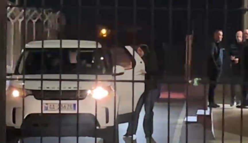 Gruaja e Veliajt mbërrin nga Roma në Shqipëri, ndalohet sapo zbret në Rinas