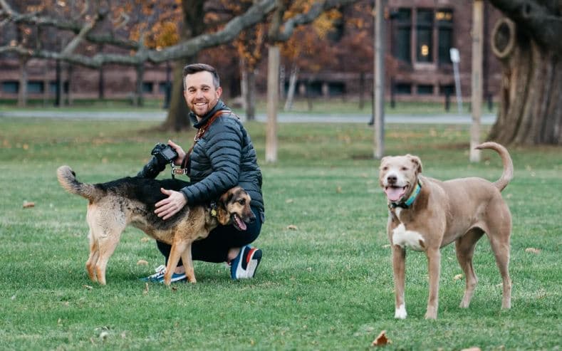 Amerikani lë punën për të fotografuar qentë në mbarë botën