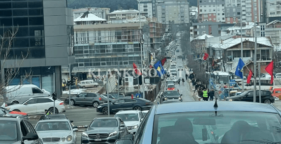 Kolona kilometrike nga hyrja e Skenderajt deri në Prekaz (VIDEO)