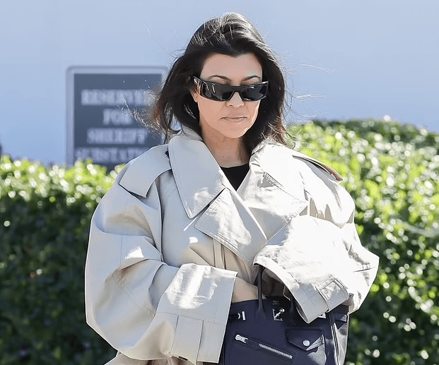Kourtney Kardashian plot stil rrugëve të Kalifornisë