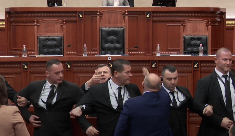 Tensione në Kuvendin e Shqipërisë, deputeti i PD-së heq rripin e pantallonave për ta goditur Ballën