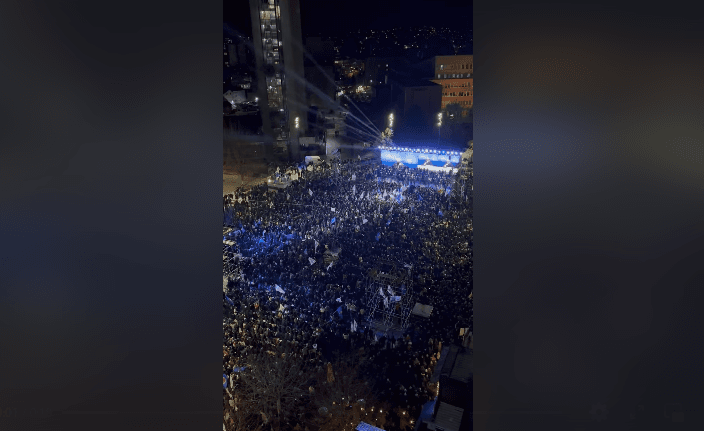 Stërmbushet sheshi “Skënderbeu”, ende pa filluar tubimi përmbyllës i LDK-së