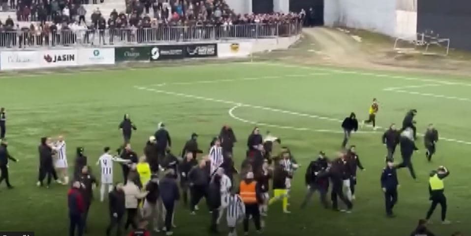 Eskalon situata në Prizren, tifozët tentojnë t'i sulmojnë futbollistët e Vëllaznimit (VIDEO)