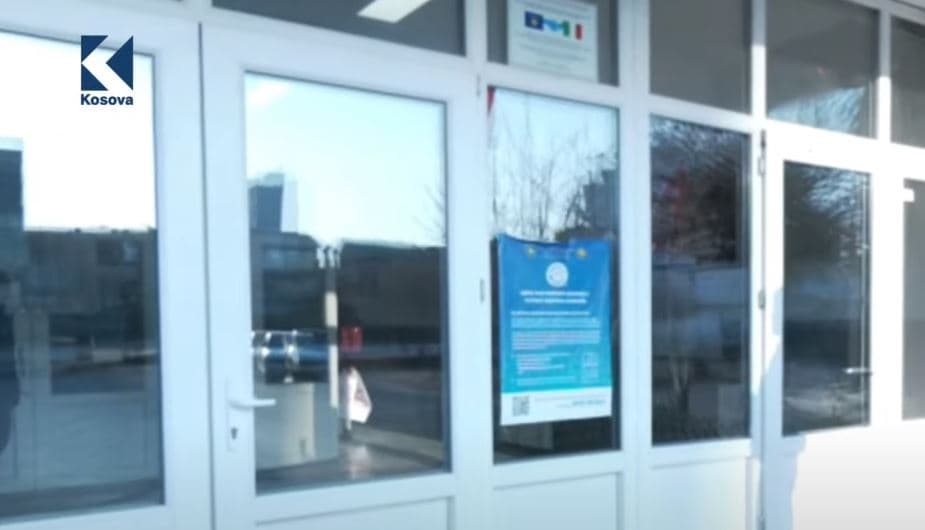 Përgjegjësi i shkollës shkon në Itali, merr çelësat me vete, lë vendvotimin pa nxemje (VIDEO)