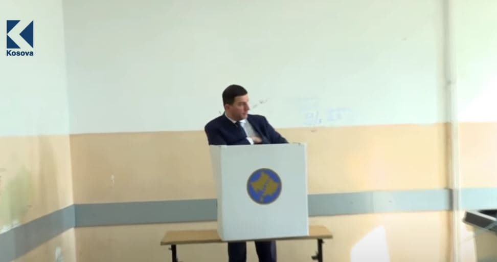 I shoqëruar nga bashkëshortja, voton Memli Krasniqi