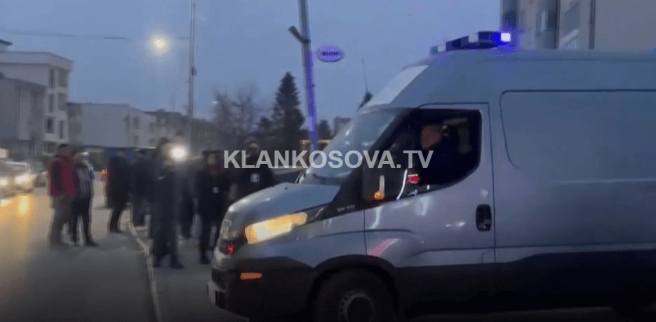 Vrasja në Skenderaj, trupi i pajetë i viktimës largohet nga vendi i ngjarjes (VIDEO)