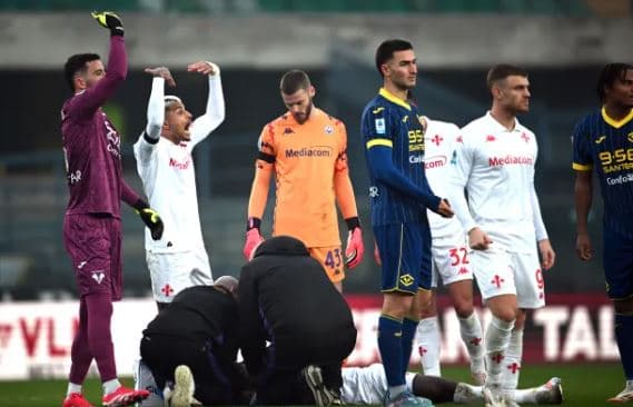 Futbollisti i Fiorentinës ra pa ndjenja në tokë (VIDEO)