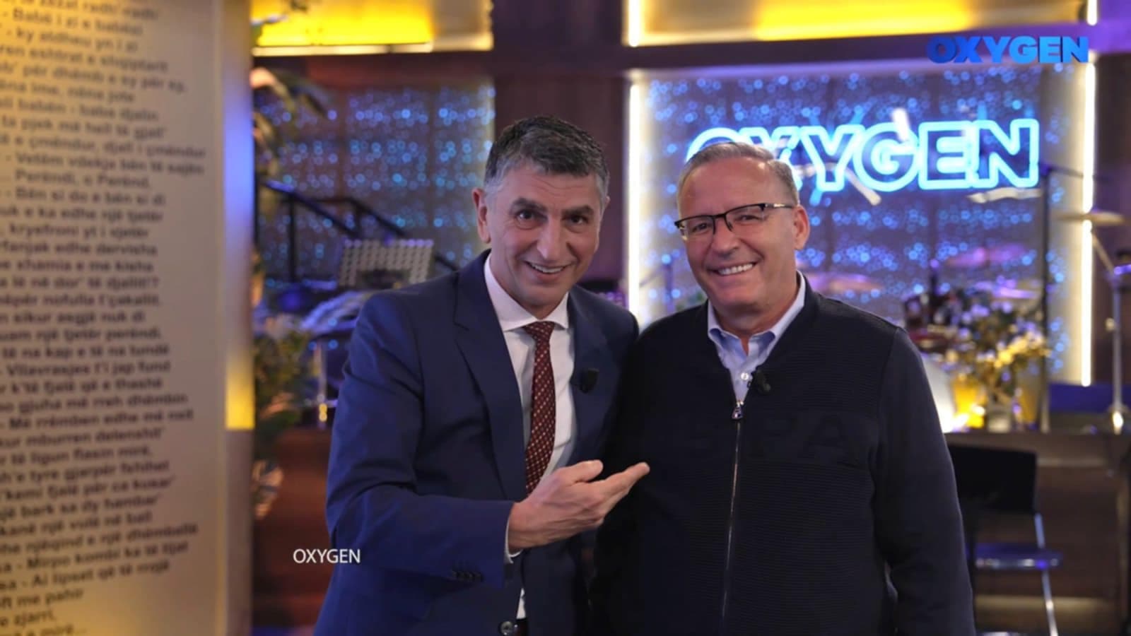 Hamza në Oxygen: "S'ka nevojë me sha, gjuha shqipe është e pasur mjaftueshëm për të shprehur kritika"