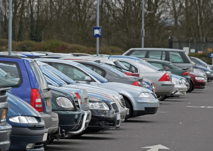 Vidhet një veturë nga një parking në Fushë Kosovë
