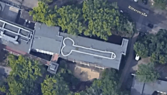 Një penis gjigant vizatohet mbi çatinë e një shkolle në Berlin