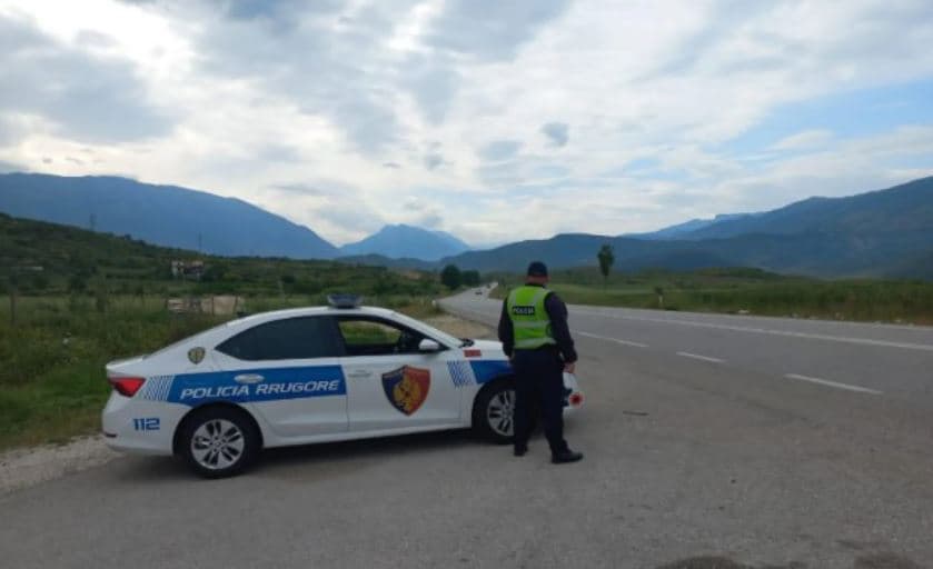 Dy automjete përplasin tufën e bagëtive në Roskovec, vdes bariu