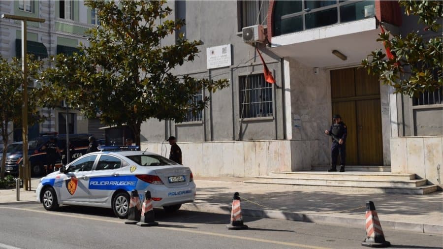 Shisnin drogë afër shkollave në Kavajë, dalin në gjyq 13 të arrestuarit