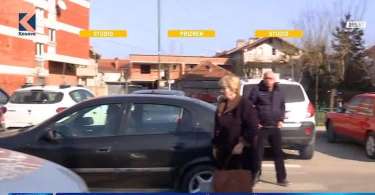 Prizren: Policia po i dënon krejt veturat që lihen në trotuaret pranë qendrave të votimit (VIDEO)