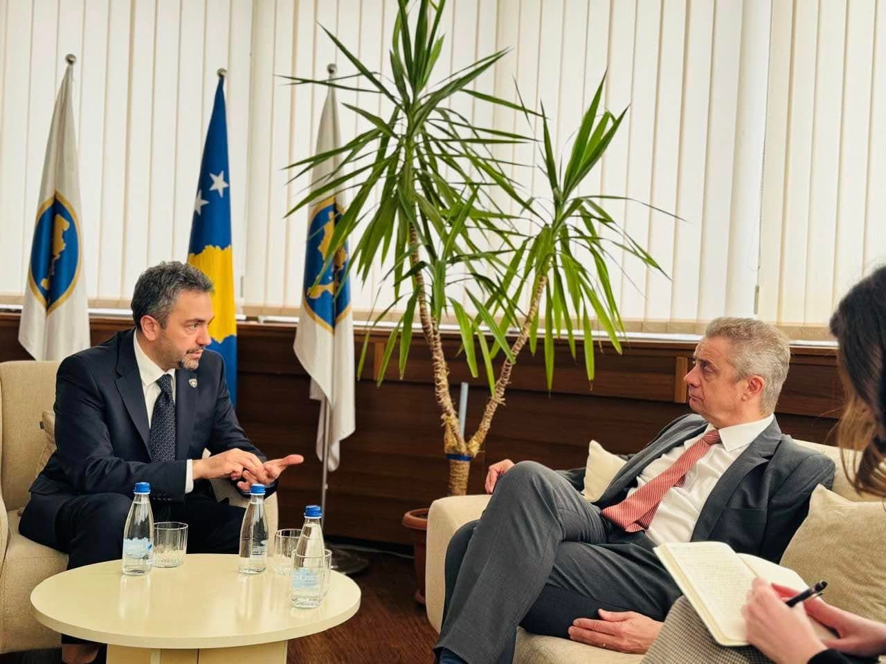 Radoniqi takohet me Hargreaves, e njofton për aktivitetet që po i kryen KQZ-ja