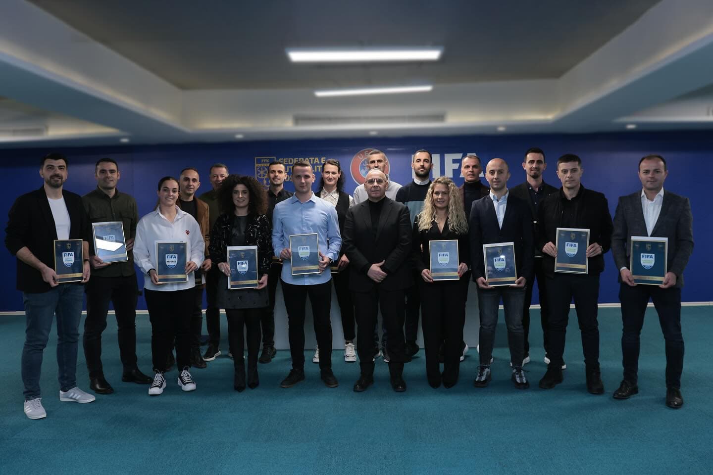 Gjyqtarët kosovarë marrin stemën e FIFA-s