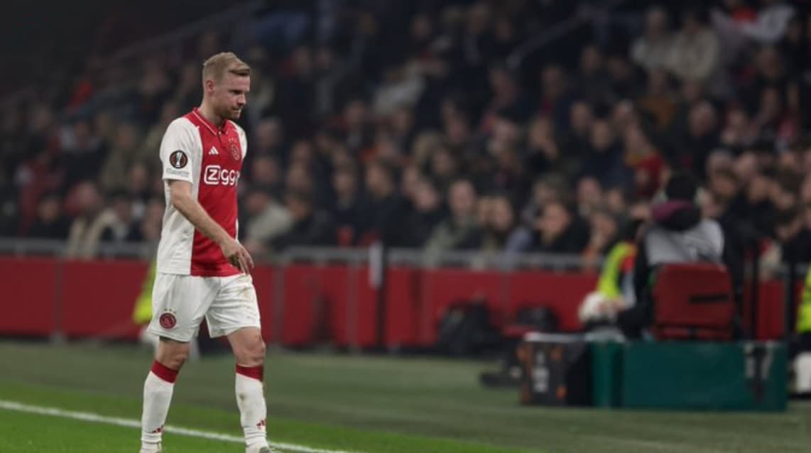 Ajax në telashe pas pjesës së parë, po pëson 0-2 dhe ka një lojtar më pak