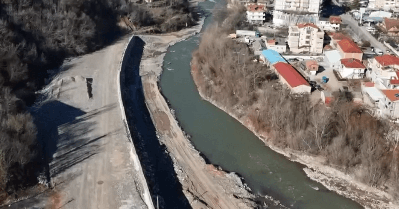 Rama me pamje nga kantieri i rrugës Elbasan-Qafë Thanë: Punimet për zgjerim, me ritme të shpejta (VIDEO)