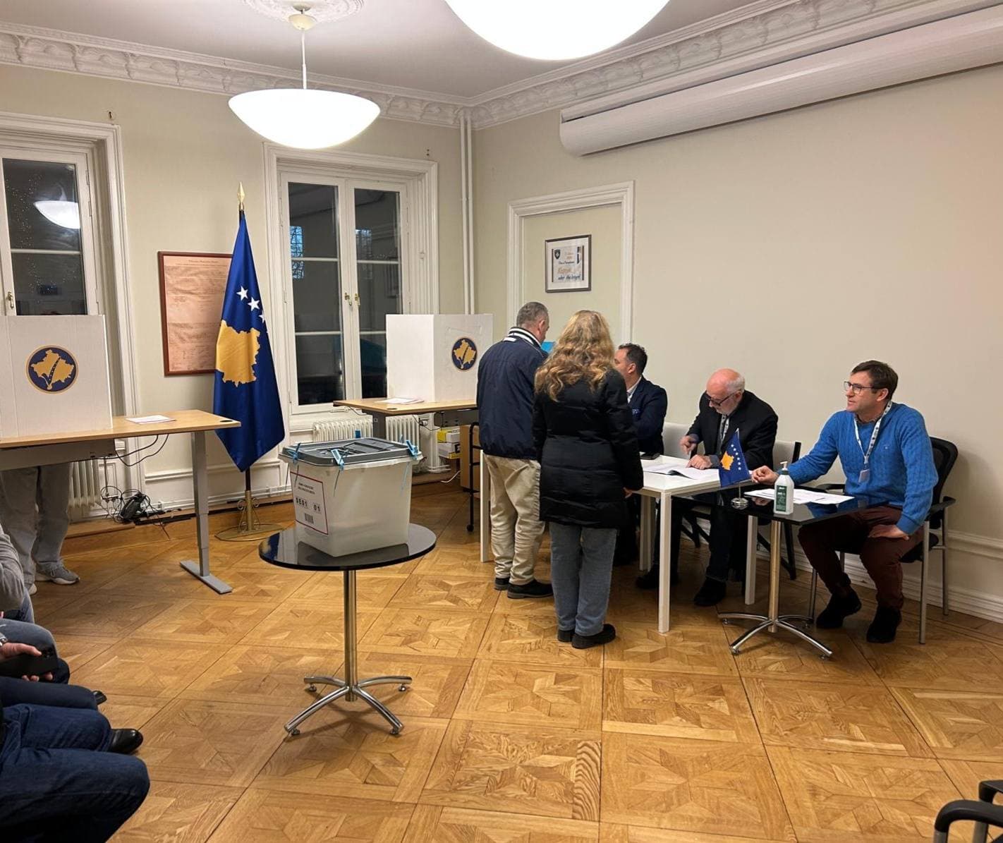 Kosovarët po votojnë edhe në ambasadën e Stokholmit