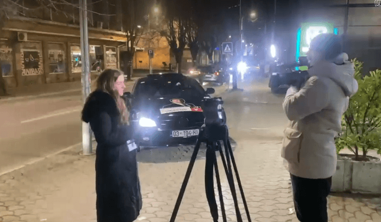 E turpshme: Simpatizantët e VV-së po vazhdojnë t'i pengojnë gazetarët e Klan Kosovës në raportim (VIDEO)