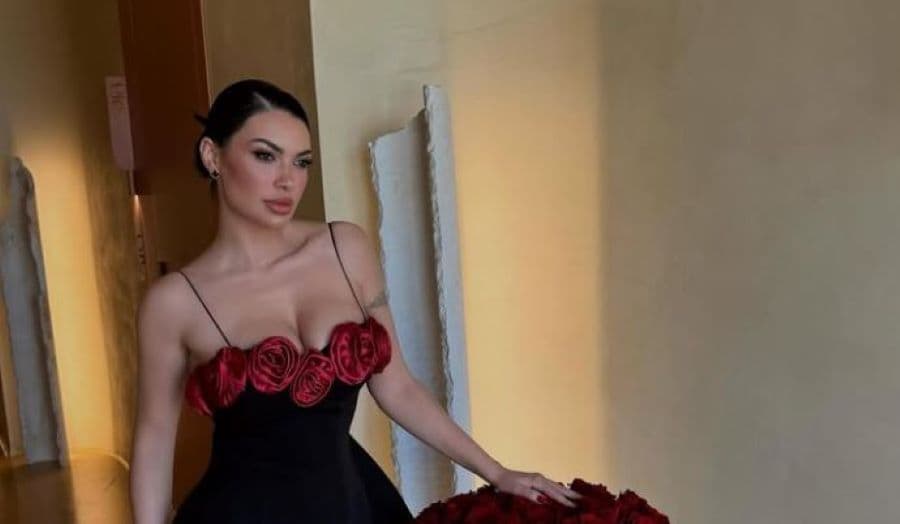Zaimina Vasjari pozon nga vaska