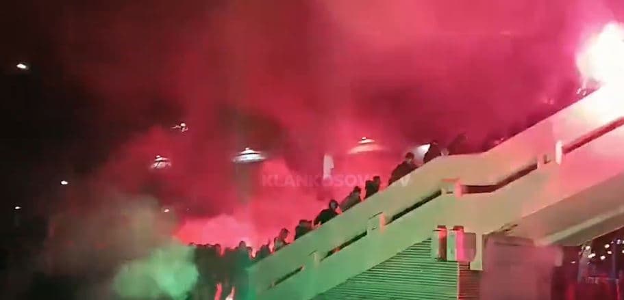 Torcida ndez atmosferën ende pa hyrë në palestër (VIDEO)