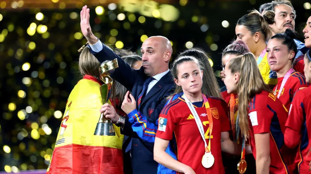 Rubiales në gjyq për puthjen që ia dha Hermosos