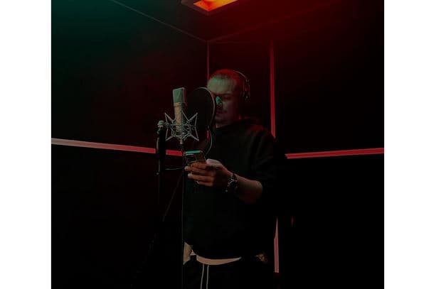 Cozman nga studio jep lajmin për këngën e re (FOTO)