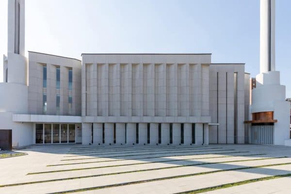 Xhamia e Elbasanit, më e bukura në botë (VIDEO)