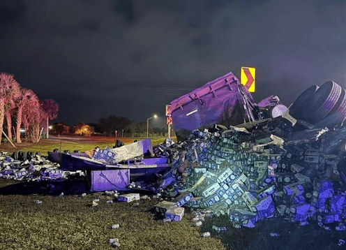 Kamioni përmbyset në një autostradë në Florida, përfundojnë në tokë rreth 20 mijë litra birrë
