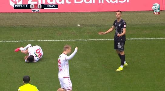 Bën vaki në Turqi, futbollistit i jepet kartoni i kuq pas 26 sekondash lojë (VIDEO)