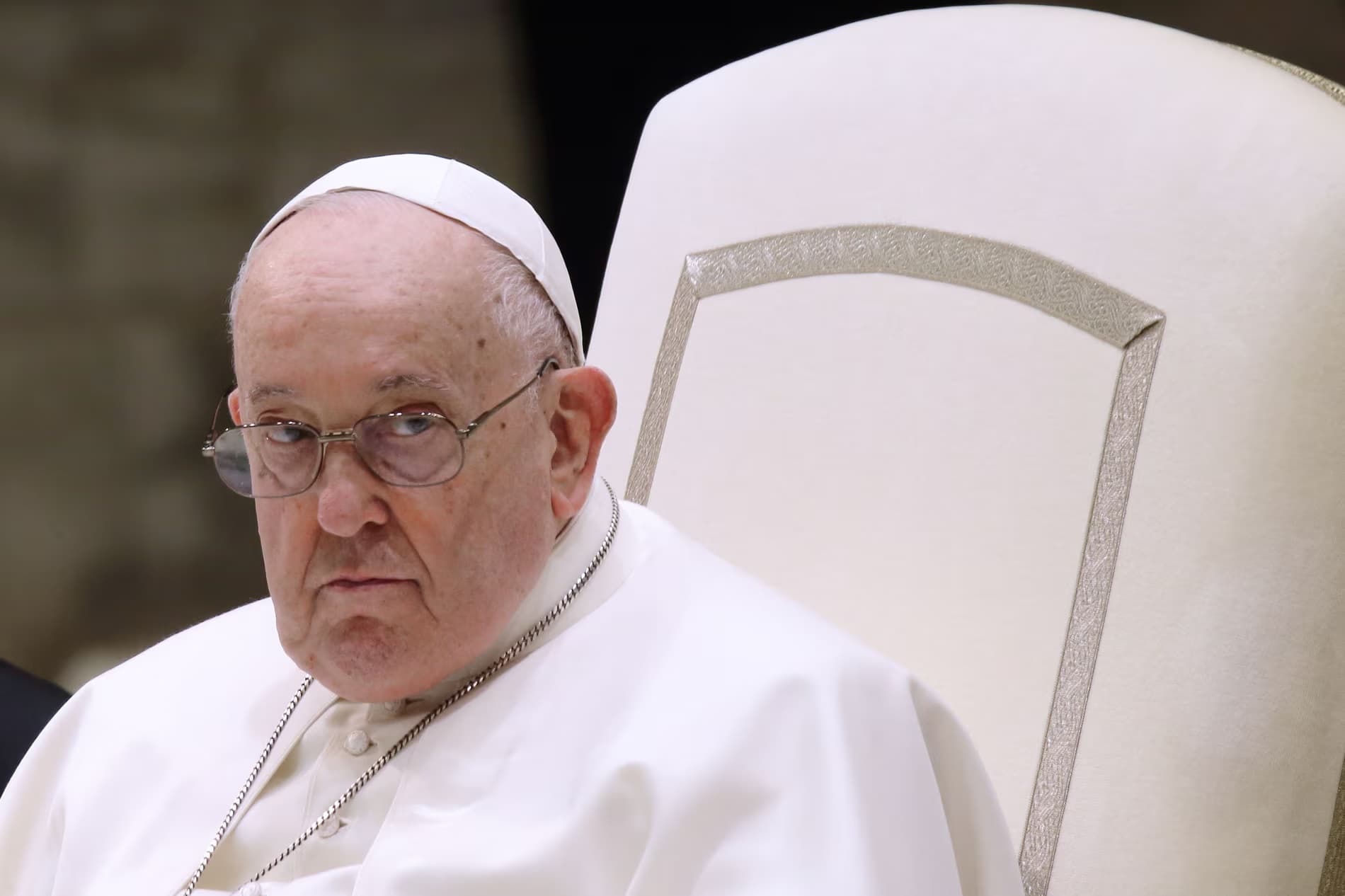 Për herë të parë që nga shtrimi i tij në spital, Papa Françesku tregon përgjigje të mirë ndaj trajtimit