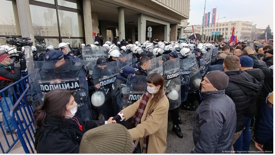 Protestat e studentëve në Serbi vazhdojnë, autoritetet blejnë kohë