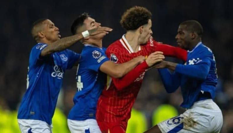 Tre kartonë të kuq, dalin pamjet e përleshjes mes lojtarëve të Evertonit dhe Liverpoolit (VIDEO)