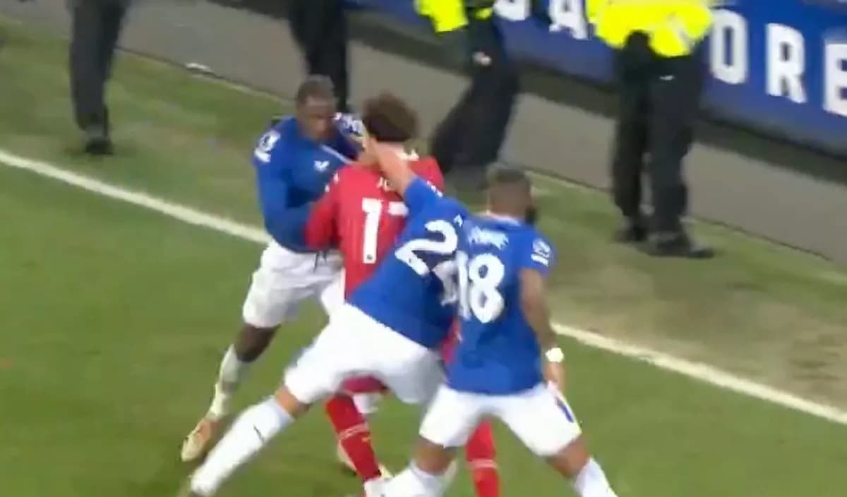 Rrëmujë pas përfundimit të ndeshjes Everton-Liverpool, shpërndahen tre kartonë të kuq (VIDEO)