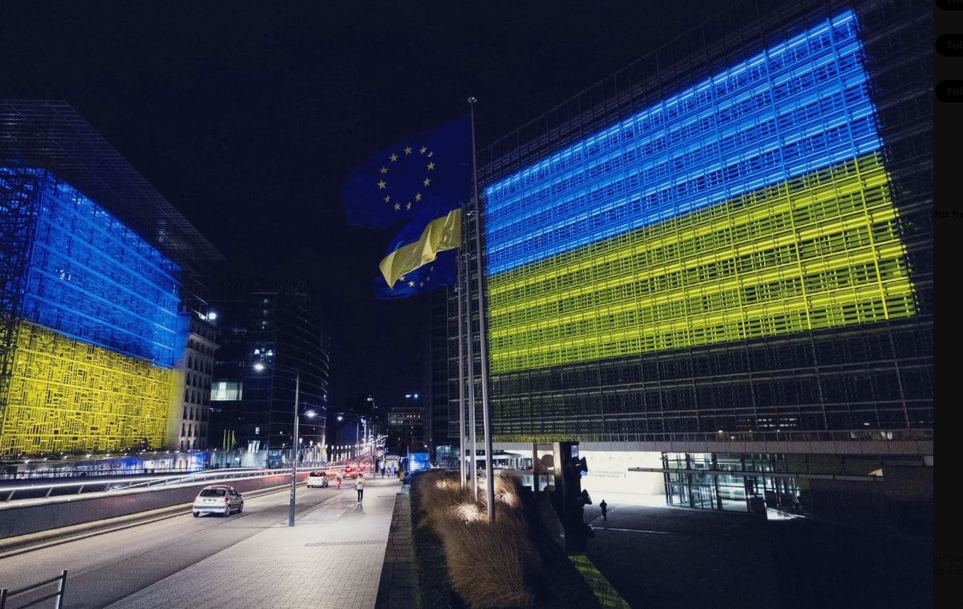 Objekti i Komisionit Evropian vishet me ngjyrat e flamurit të Ukrainës