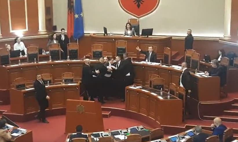 Përplasje fizike në Kuvendin e Shqipërisë: Noka sulmon Ballën, e godet me shishe me ujë