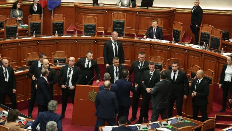 Tensionet në Kuvendin e Shqipërisë, shtyhet për të hënën seanca plenare