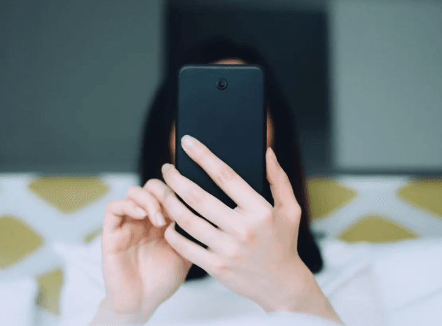 Mos e nisni ditën duke kontrolluar telefonin