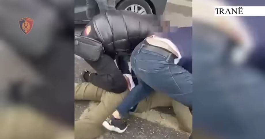 Kapet 26-vjeçari me armë zjarri në Tiranë, tentoi të shiste pistoletën