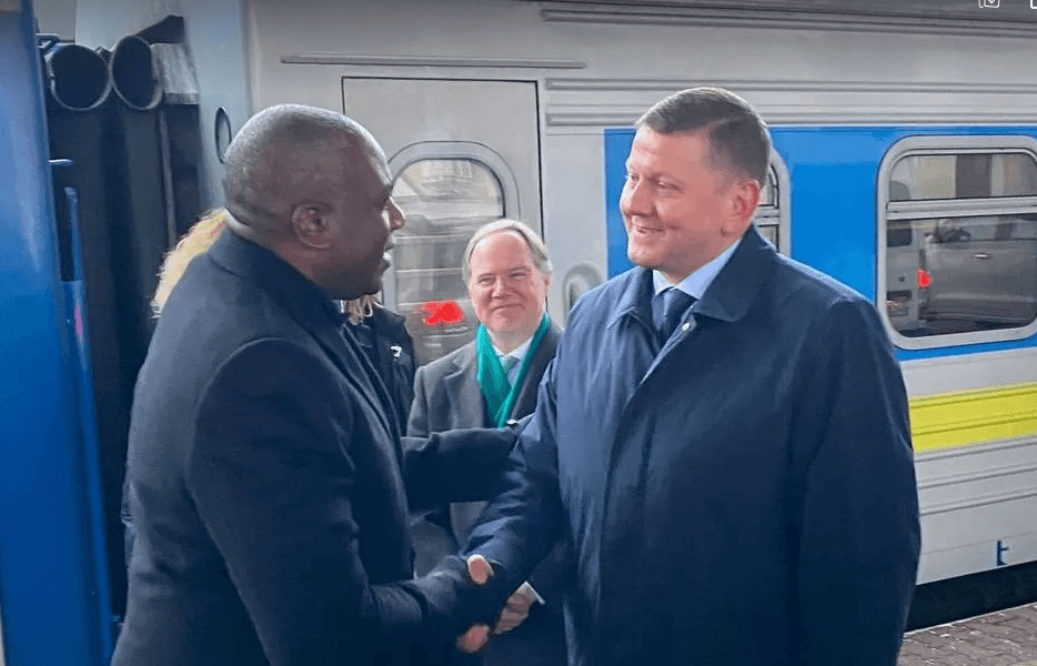 Sekretari i Jashtëm britanik arrin në Kiev, pritet takim me Zelenskyn