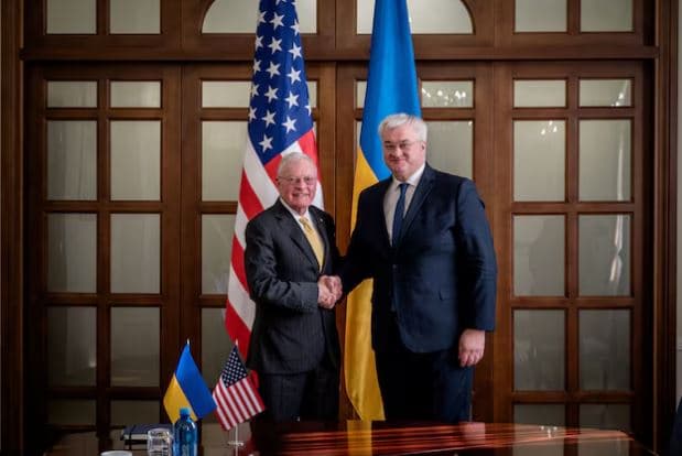 Ministri i Jashtëm i Ukrainës diskutoi 'paqen e qëndrueshme' me të dërguarin amerikan