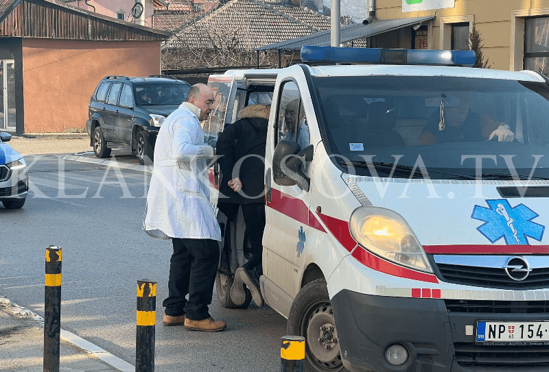 Votuesi në Mitrovicë shkon me ambulancë për të votuar
