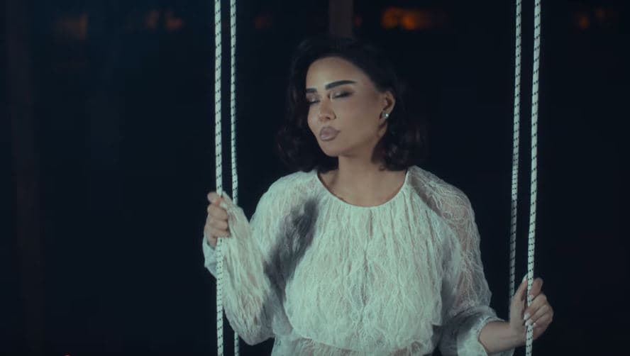 Xhensila publikon baladën 'Ah kjo jeta ime', një reflektim për dashurinë dhe ndarjen (VIDEO)