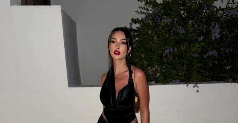 Adrola Dushi shkëlqen e veshur në të zeza