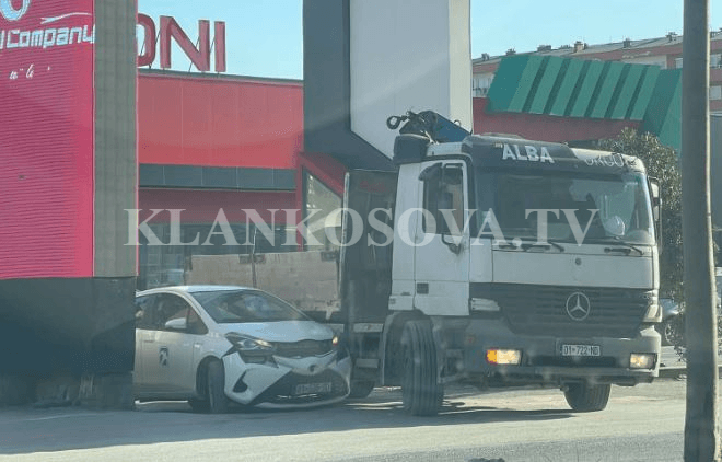 Aksident mes një veture dhe kamioni në Fushë Kosovë