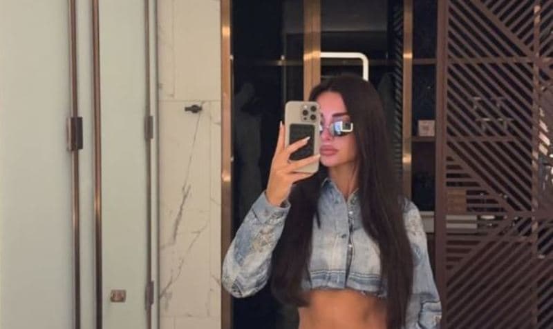 Alba Vukaj pozon nga Dubai