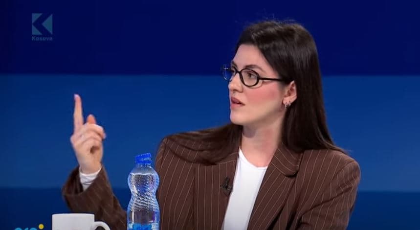 "Djali e pa vrasjen e babait", artistja me anë të veshjeve kujton viktimat e luftës në Kosovë (VIDEO)