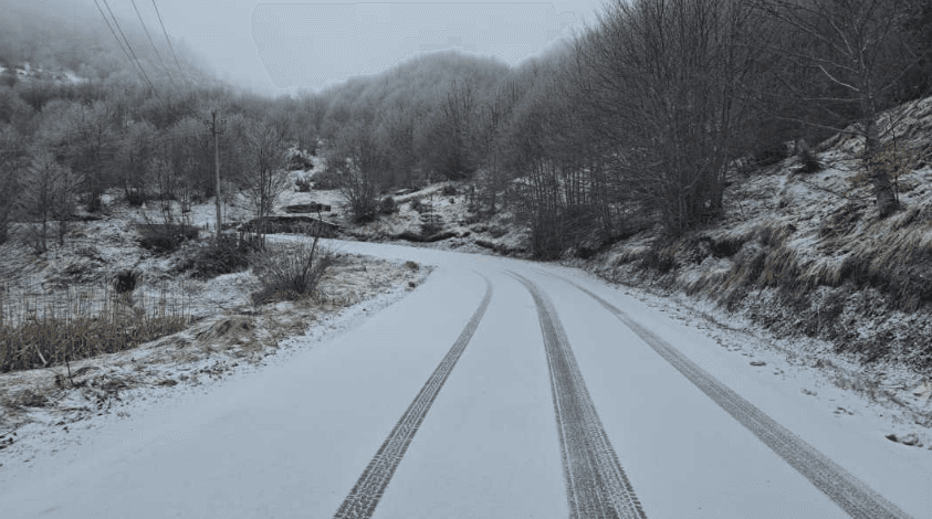 Borë në disa pjesë të Shqipërisë, rrugët të papastruara
