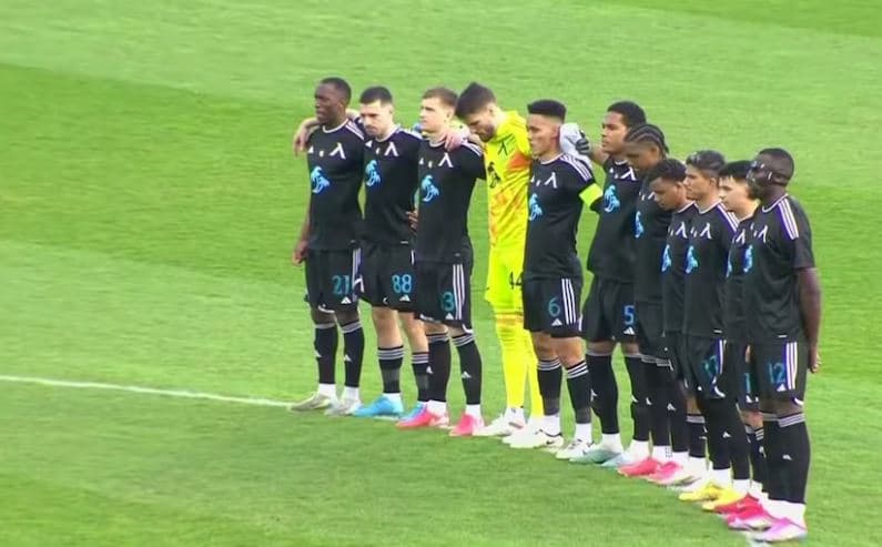 Gafë në futbollin bullgar, mbahet një minut heshtje për futbollistin që s'ka vdekur