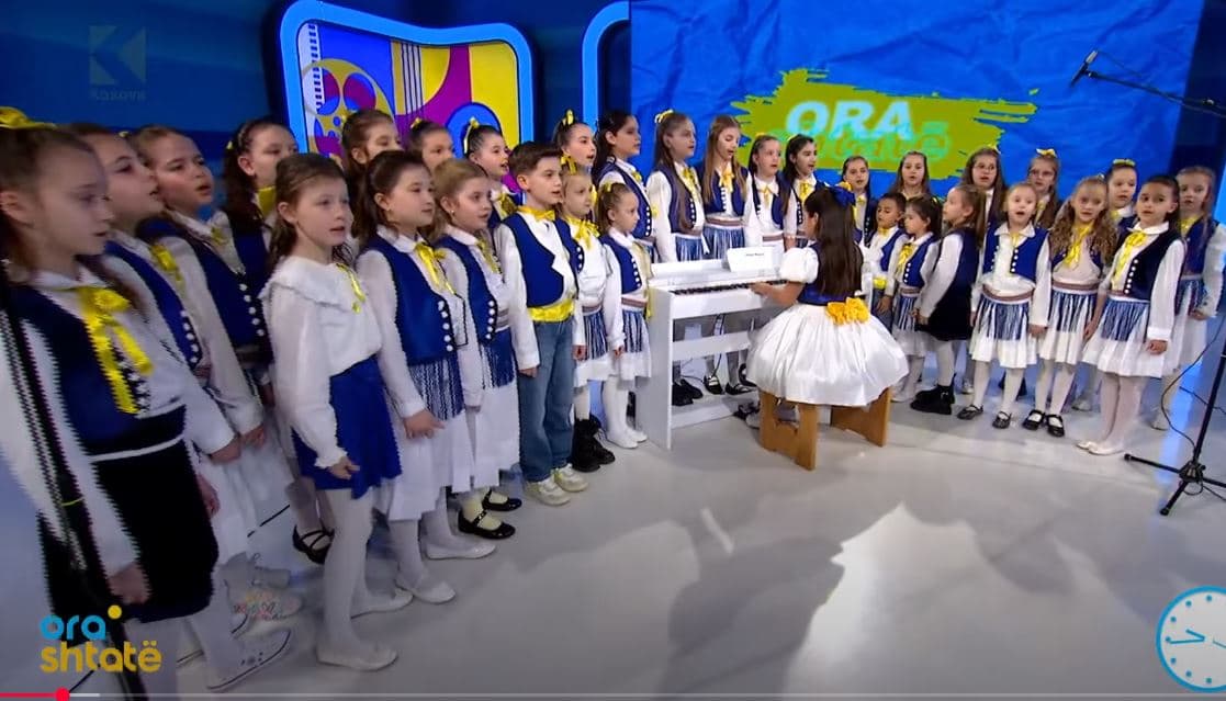Emocionuese: Fëmijët i këndojnë Adem Jasharit në përvjetorin e Epopesë së UÇK-së (VIDEO)